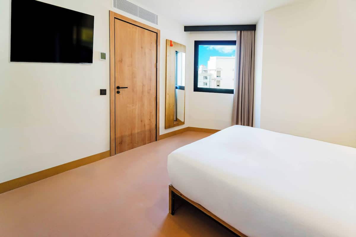 Accessible Double Room | Memory foam beds, desk, laptop workspace, blackout drapes