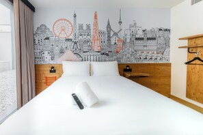 Accessible Double Room | Busa memori, meja kerja, ruang kerja ramah laptop, dan kedap suara