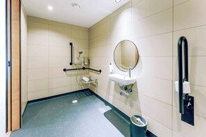 Accessible Double Room | Bathroom | Shower, rainfall showerhead, eco-friendly toiletries - easyHotel Alicante Centro (Alicante)