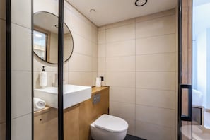 Ducha, artículos de higiene personal ecológicos y secador de pelo