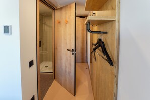 Shower, eco-friendly toiletries, hair dryer, towels - easyHotel Alicante Centro (Alicante)