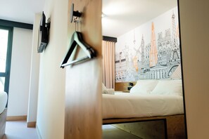 Accessible Double Room | Busa memori, meja kerja, ruang kerja ramah laptop, dan kedap suara