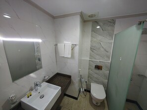 Combined shower/bathtub, towels, soap, shampoo - Jana Al Beet Hotel By Orvana (Makkah)