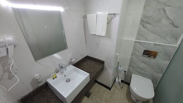 Combined shower/bathtub, towels, soap, shampoo