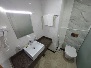 Combined shower/tub, towels, soap, shampoo - Jana Al Beet Hotel By Orvana (Makkah)