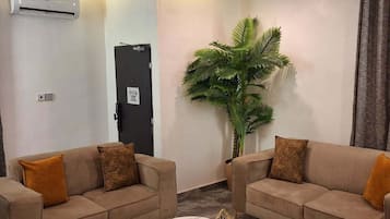 Apartamento econômico, sacada, vista para a cidade | Parte interna