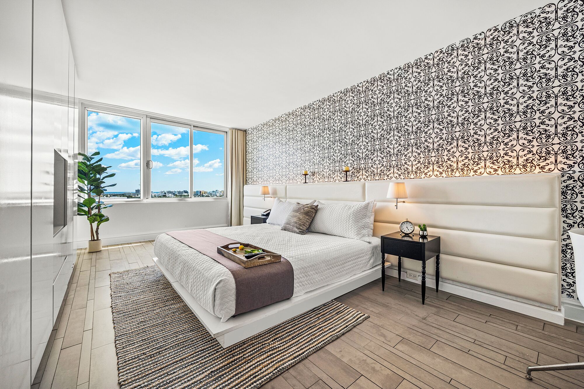 1 camera, una scrivania, ferro/asse da stiro, culla da viaggio