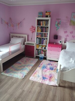 Iron/ironing board, WiFi, bed sheets - Colourful and spacious house with large back garden near city centre (Dublin 6W)