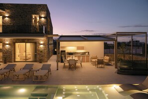 Outdoor pool, a heated pool - Aroma Villa, Heated Pool, Gym & Family Play Areas (9JJ7+34J Skaleta, Greece)