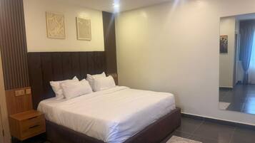 Escritorio y espacio para trabajar con laptop