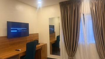 Deluxe Room, City View | Interior