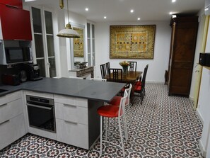Frigorífico, microondas, horno y placa de cocina