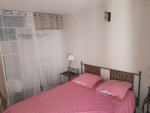 1 bedroom, bed sheets - City Center Forcalquier Apartment with Balcony (Forcalquier)