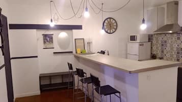 Køleskab, mikrobølgeovn, ovn, kogeplade