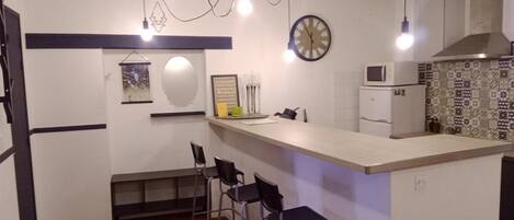 Réfrigérateur, four à micro-ondes, un four, surface de cuisson