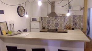 Kaffetrakter/tekoker, kjøleskap, mikrobølgeovn og ovn