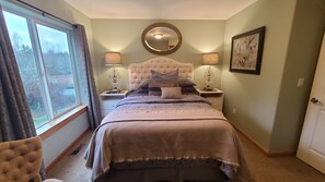 1 bedroom, iron/ironing board, free WiFi, bed sheets - Mt Rainier Way Bedroom with Private Full Bath (Eatonville)