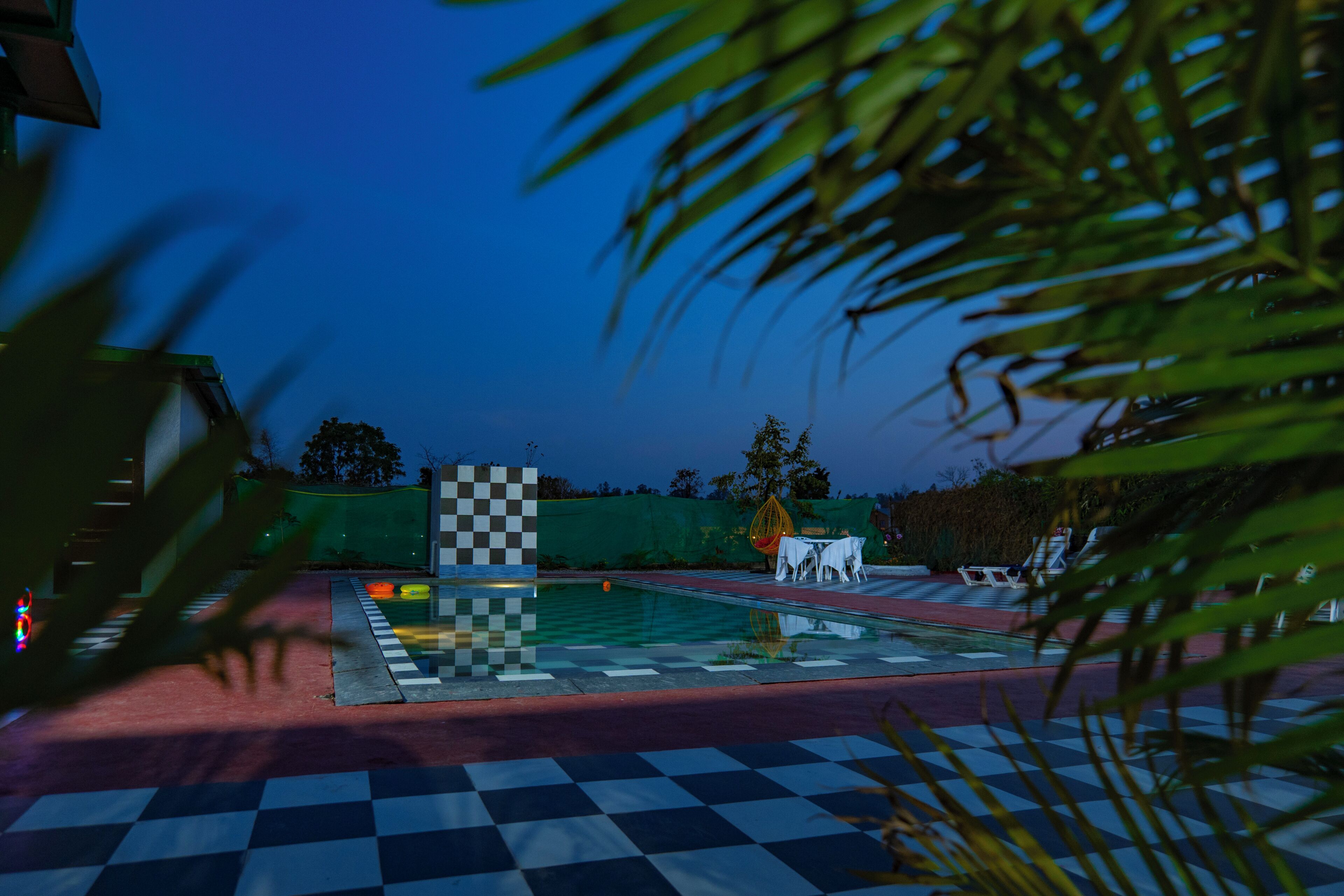 Una piscina al aire libre