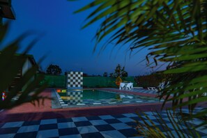 Una piscina al aire libre