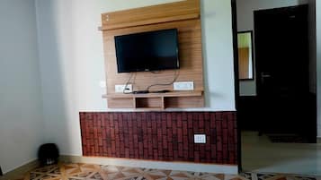 Deluxe Room, Garden View | Interior