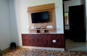 Deluxe Room, Garden View | Interior