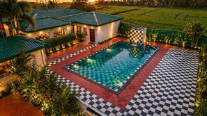 Una piscina al aire libre