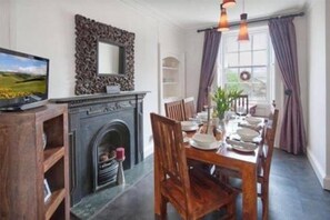 Unclassified image, 5 of 9, button - 3 Bed Cottage - Garden, Wifi, Free Parking (Kelso)