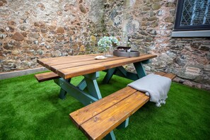Outdoor dining - Stunning 3 Bed Converted Village Hall (Kelso)