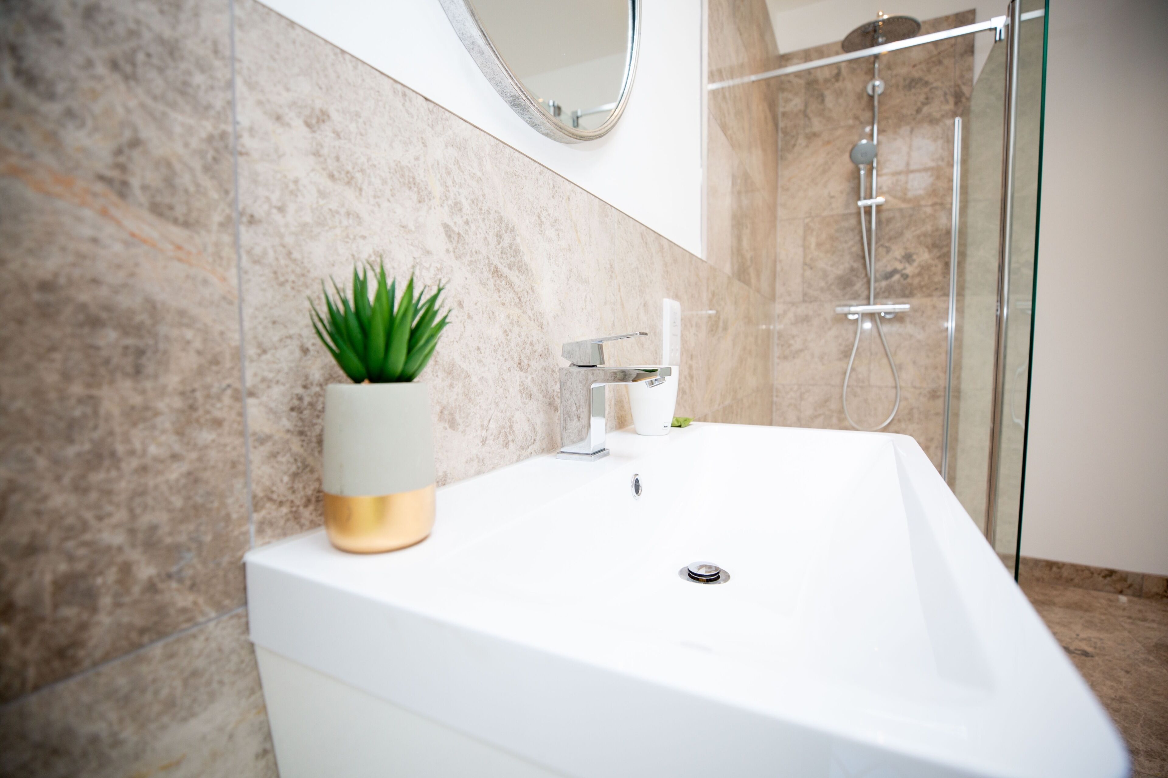 Bañera con ducha, bañera profunda, secador de pelo, toallas