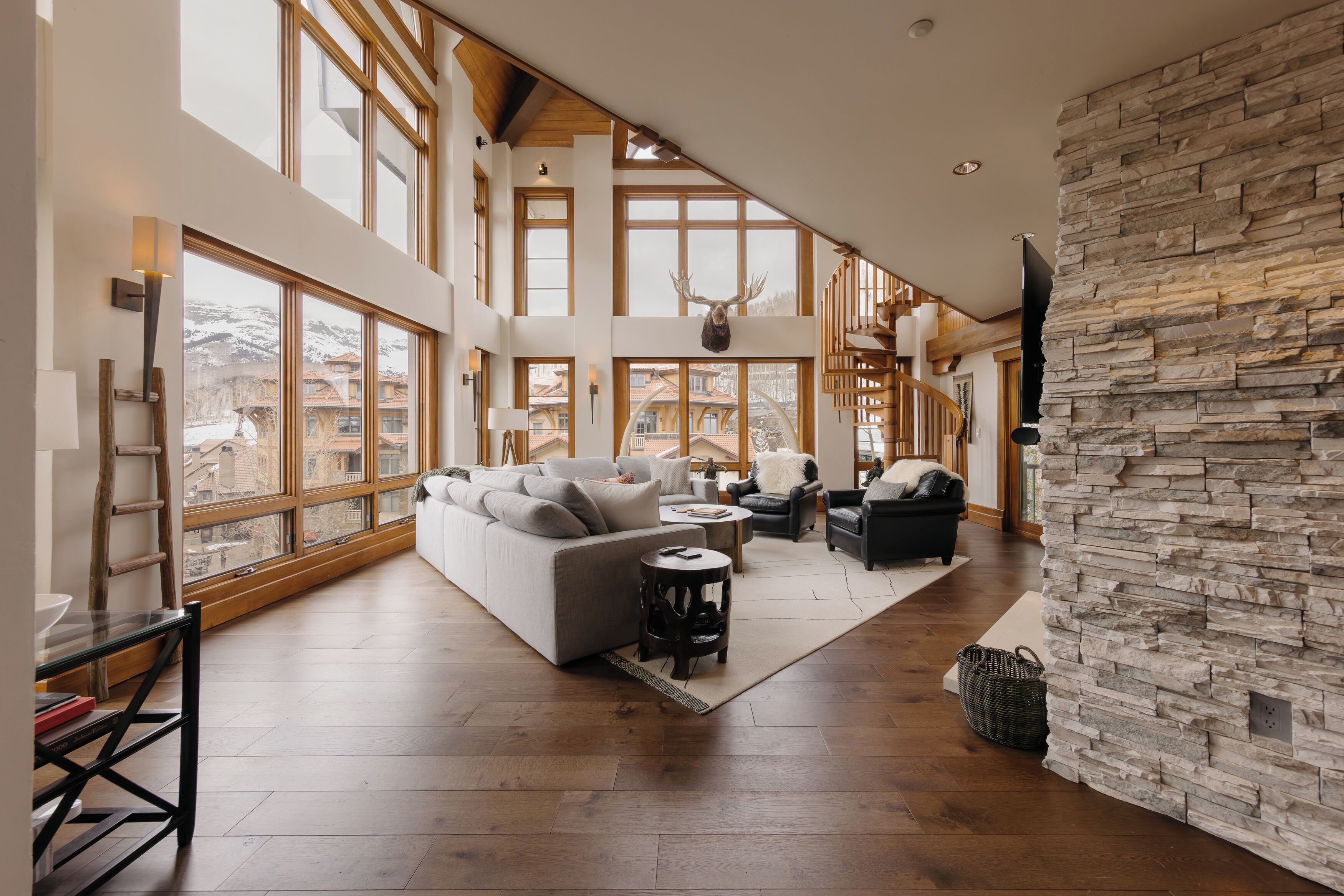 Televisión y chimenea 