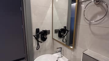 Rom – deluxe | Bad | Toalettartikler (inkludert), hårføner, tøfler og håndklær