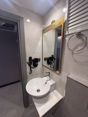 Deluxe Room | Bathroom | Free toiletries, hair dryer, slippers, towels - Heya Hotel (Istanbul)