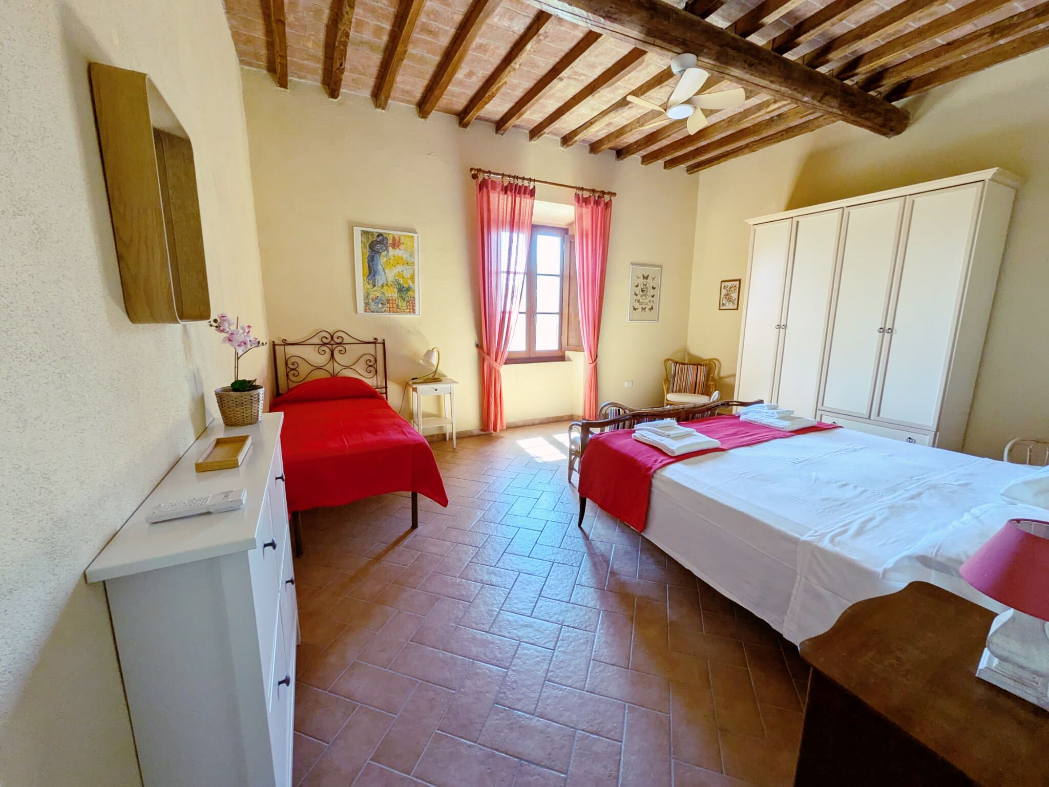 2 habitaciones, tabla de planchar con plancha, internet y ropa de cama 