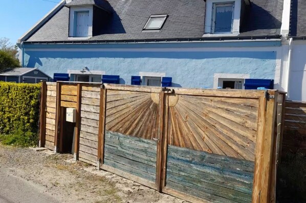 Unclassified image, 1 of 11, button