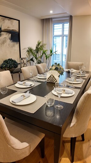 Dining - Parkside Luxury Sleep 6 Central London PL15B (London)
