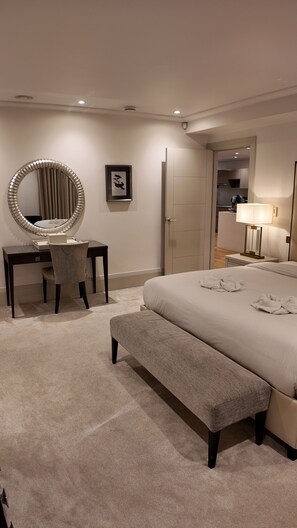 2 bedrooms, iron/ironing board, WiFi, bed sheets - Parkside Luxury Sleep 6 Central London PL15B (London)