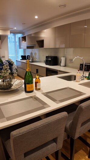 Private kitchen - Parkside Luxury Sleep 6 Central London PL15B (London)