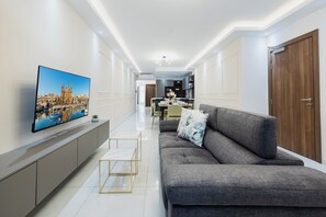 Smart TV - Modern 3-bedroom maisonette in a prime Malta location, perfect for families and groups. Features a bright living area, fully equipped kitchen, private BBQ courtyard, plus washing machine and dryer for comfortable short or long stays. (Il-Mellieħa)