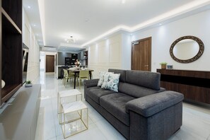 Smart TV - Modern 3-bedroom maisonette in a prime Malta location, perfect for families and groups. Features a bright living area, fully equipped kitchen, private BBQ courtyard, plus washing machine and dryer for comfortable short or long stays. (Il-Mellieħa)