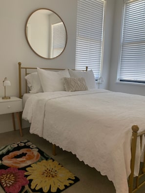 2 bedrooms, iron/ironing board, free WiFi, bed sheets - Beautiful New Construction 2 - Bedroom / 2 Bath located in West University. (Austin)