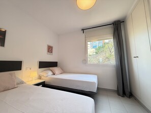 2 bedrooms, iron/ironing board, free WiFi, bed sheets - Agi Rocmar 134 Apartamento for rent in Roses Girona. (Roses)