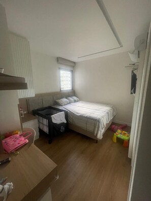 2 bedrooms, WiFi, bed sheets - Cozy little apartment close to the beach and a big supermarket. Family friendly! (Vila Velha)