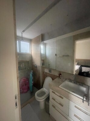 Toallas, jabón, papel de baño 