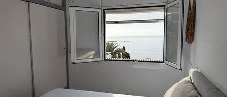 3 عدّة غرف نوم ومكواة/لوح كي وملاءات أسرّة