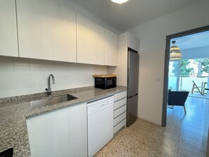 Kühlschrank, Mikrowelle, Ofen, Geschirrspüler