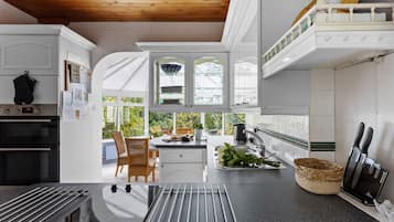 Dishwasher, cookware/dishes/utensils