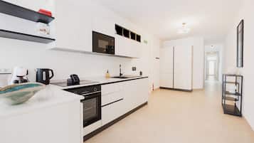 Een koelkast, een microgolfoven, een oven, een kookplaat