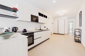 Een koelkast, een microgolfoven, een oven, een kookplaat