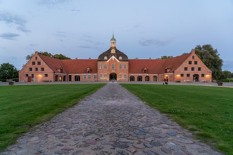 Exterior. Apartment Kultur Gut Hasselburg – Abbado with Shared Terrace and Wi-Fi