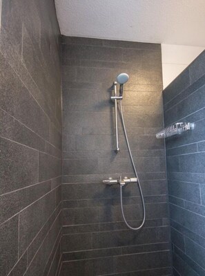 Shower, hair dryer, soap - Christopher Avenue 72 (Brouwershaven)